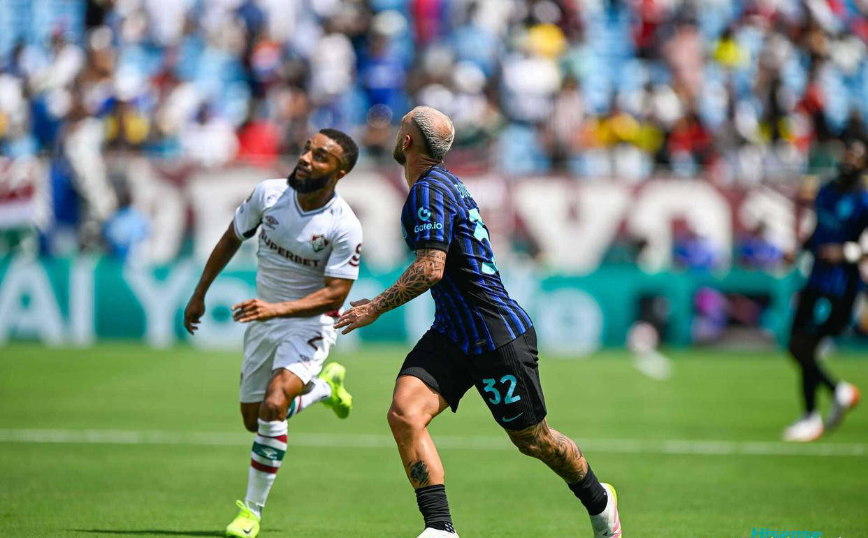 B体育体育入口-米兰球迷疯狂庆祝首发淘汰赛晋级