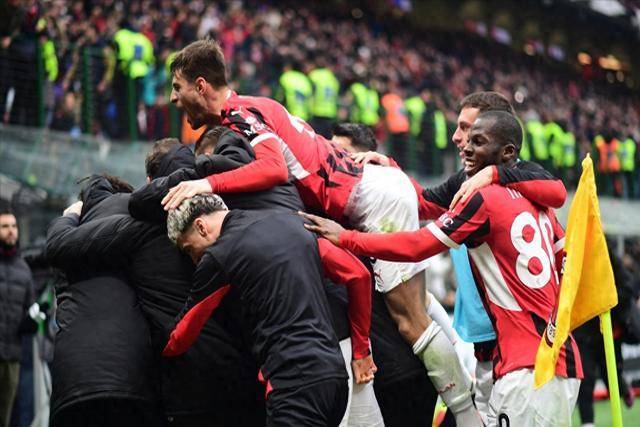 米兰球迷疯狂庆祝首发淘汰赛晋级 米兰球迷疯狂庆祝首发淘汰赛晋级