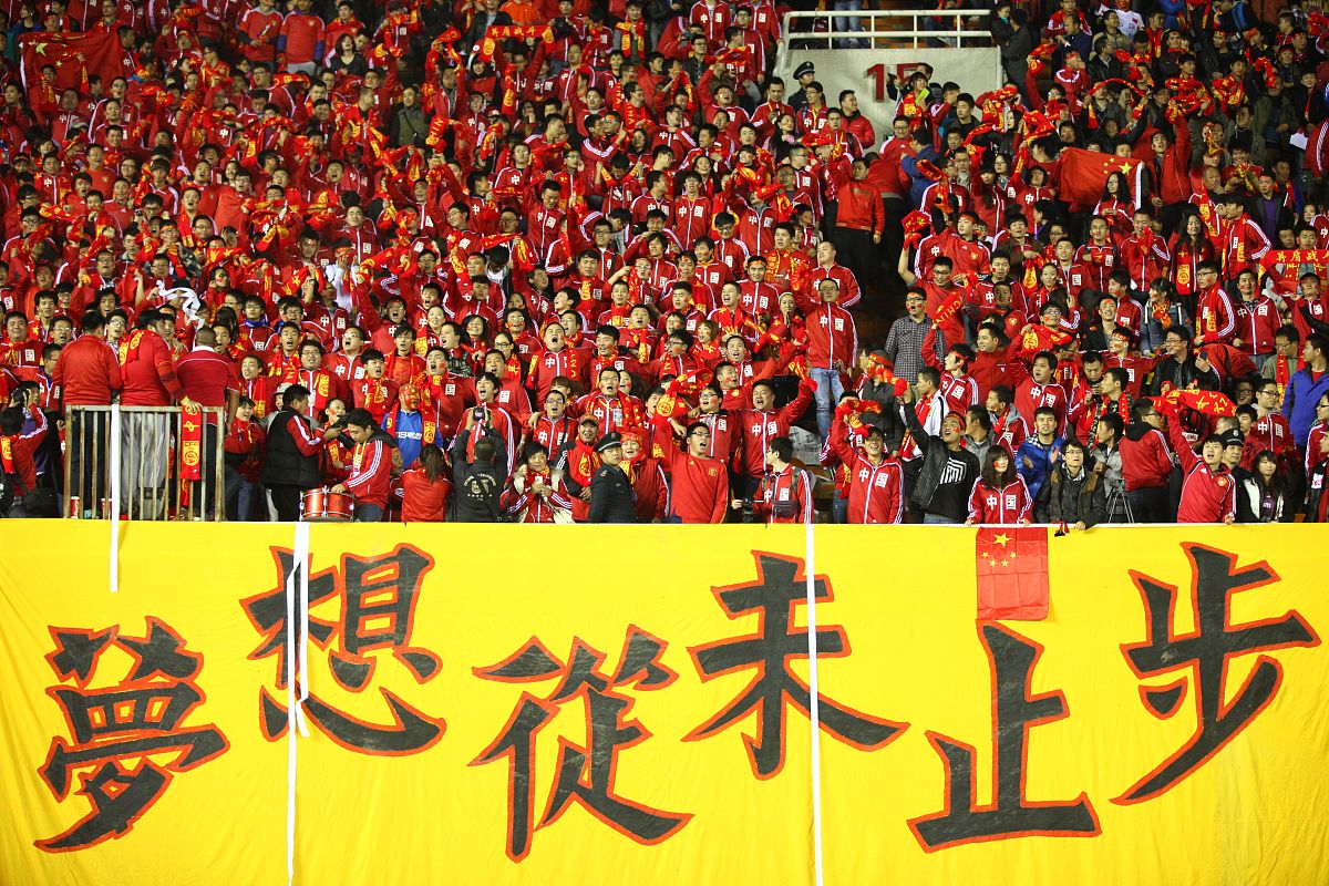 B体育体育培训-精彩比赛中球员表现出勇敢精神