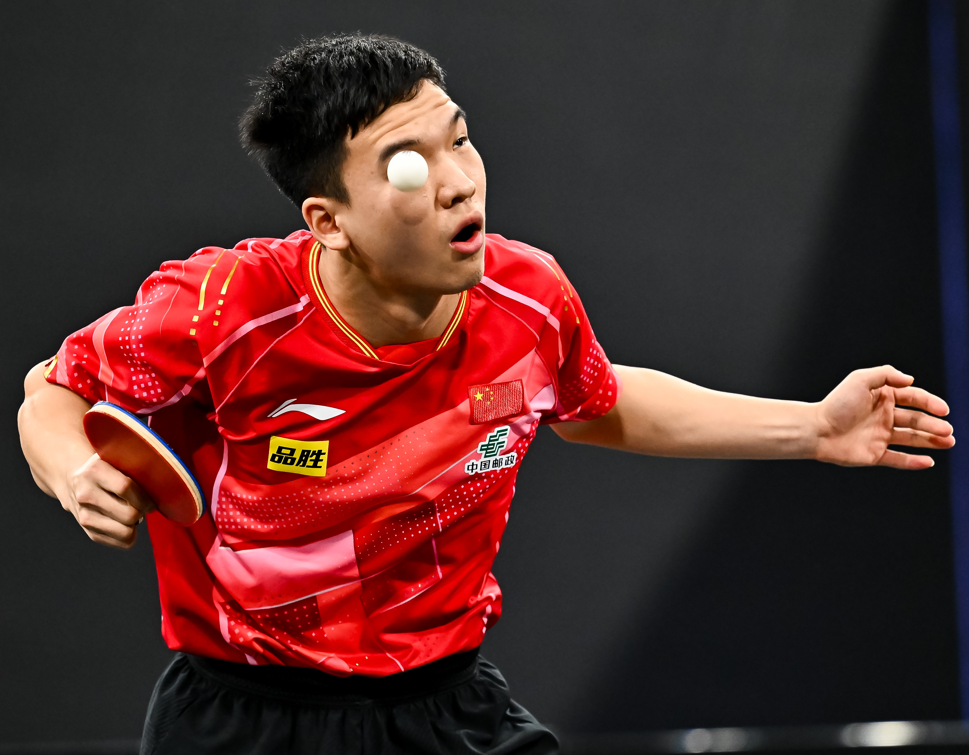 运动员拼尽全力,奋力突破困难取得胜利的简单介绍 运动员拼尽全力,奋力突破困难取得胜利的简单介绍