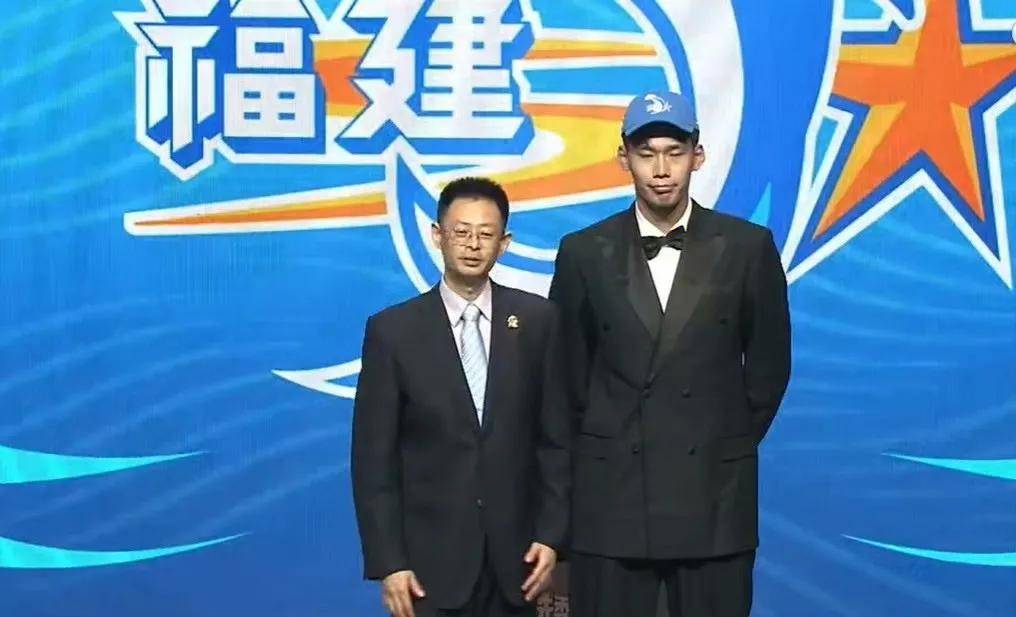 福建男篮崭露头角,备战季后赛 福建男篮崭露头角,备战季后赛