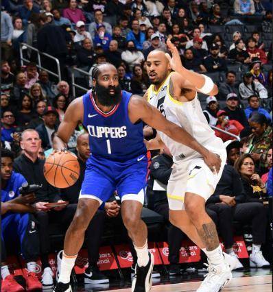 爵士全队联手取胜,气势如虹 爵士全队联手取胜,气势如虹