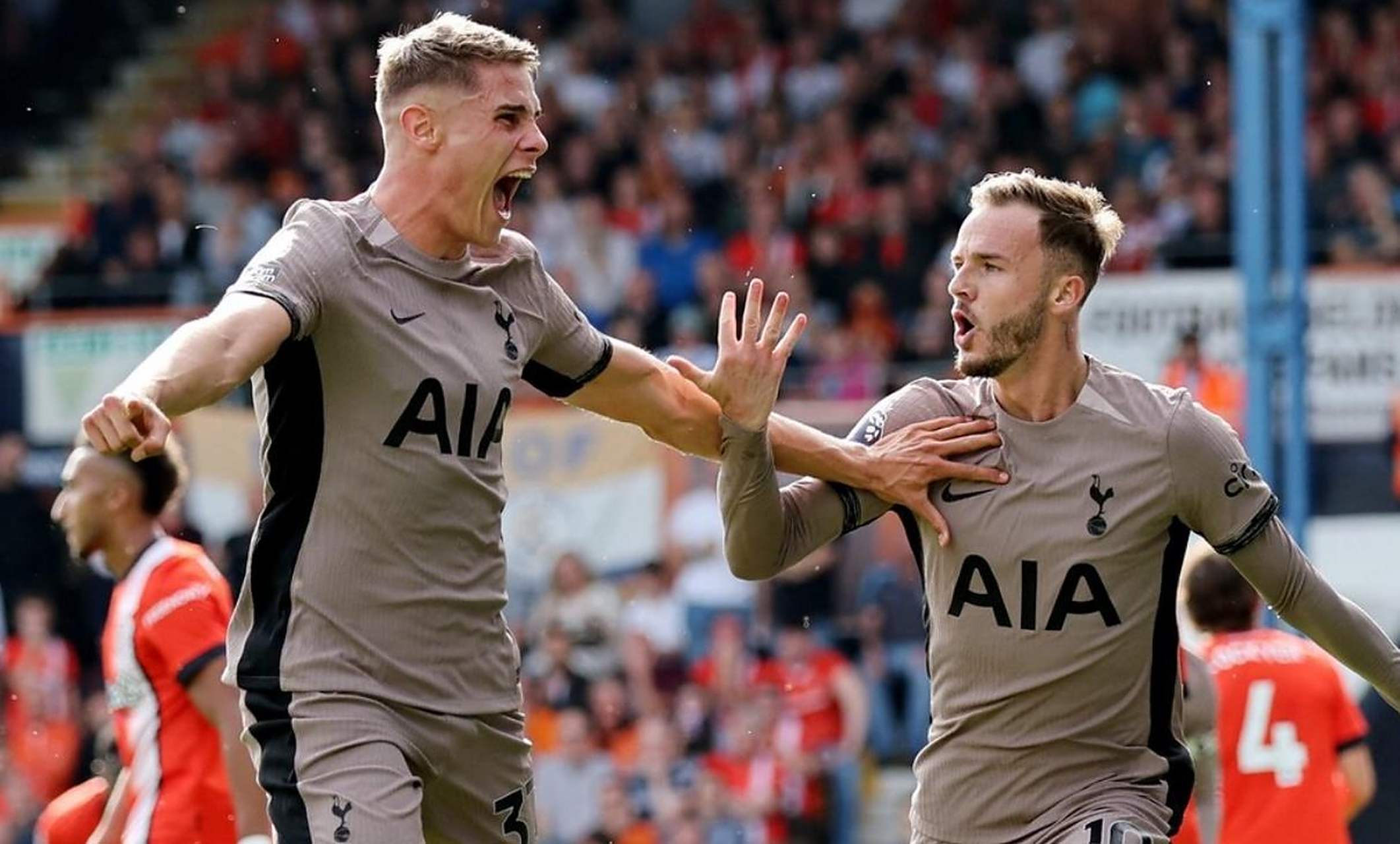 包含诺里奇青年才表现出色,备战英超冠军争夺的词条