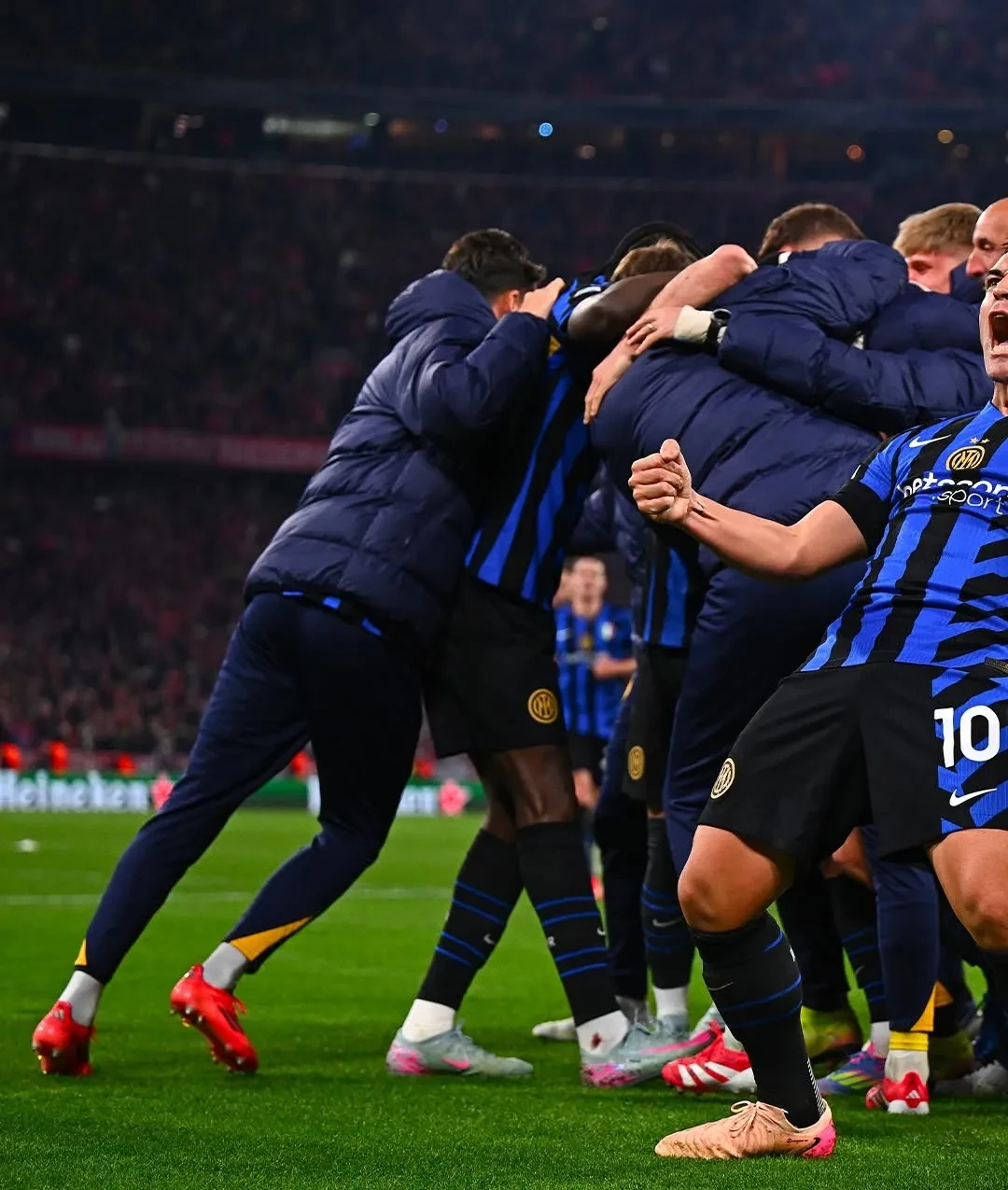 关于拜仁慕尼黑精彩围抢造进球,领先积分榜的信息