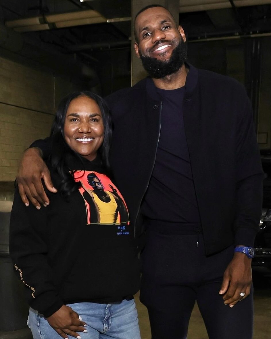 B体育体育入口-詹姆斯与家人度假迎接休赛期,享受时光和亲情的简单介绍