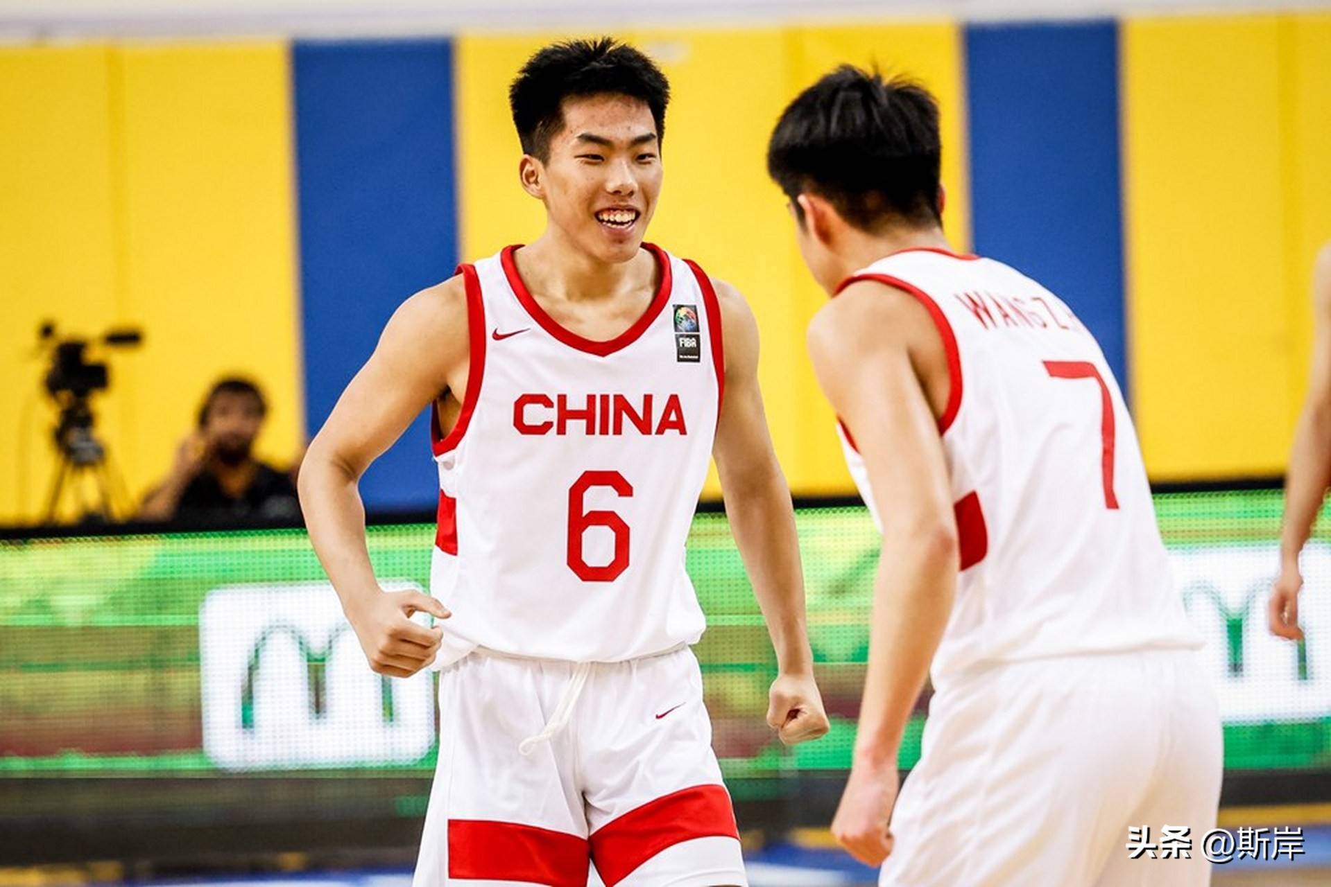 包含CBA赛场上的新秀被国家男篮征召，备战国际赛事的词条