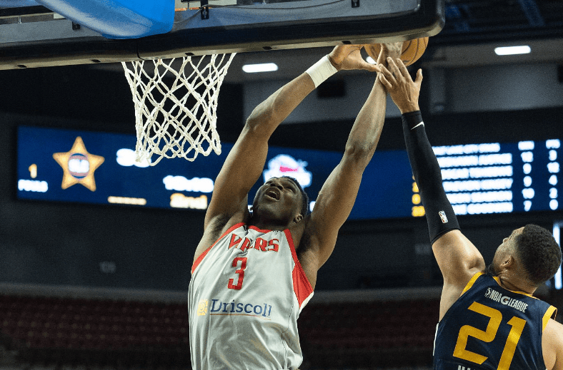 包含火箭宣布签下新秀，加强内线实力的词条