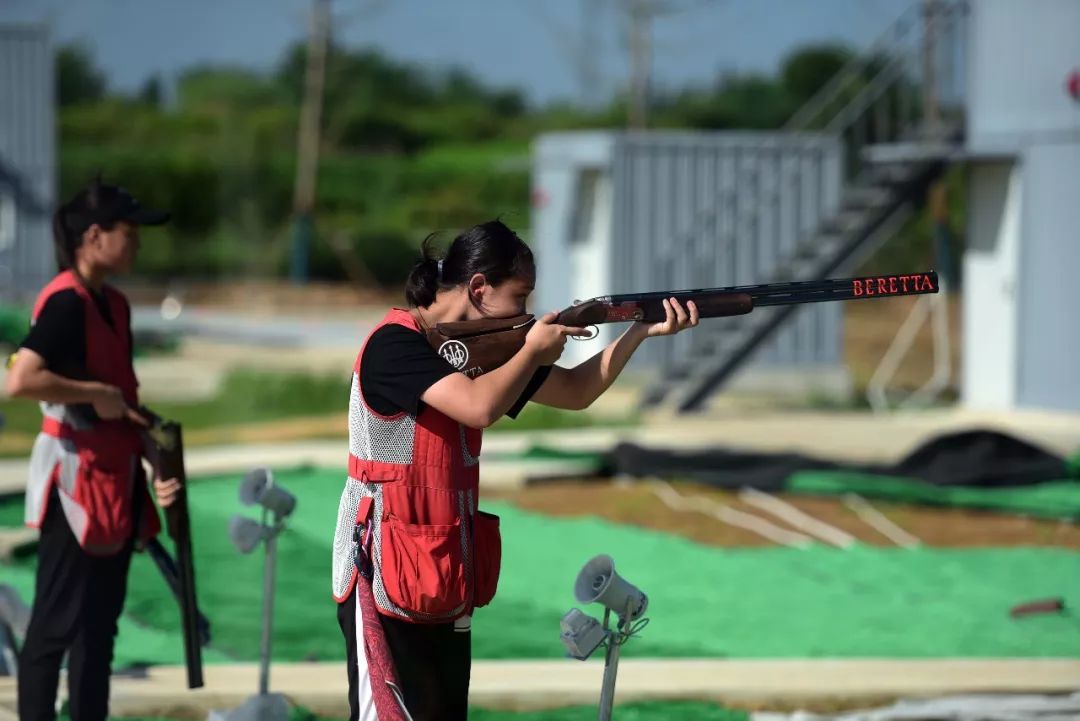 法国射击选手射中靶心，赢得冠军