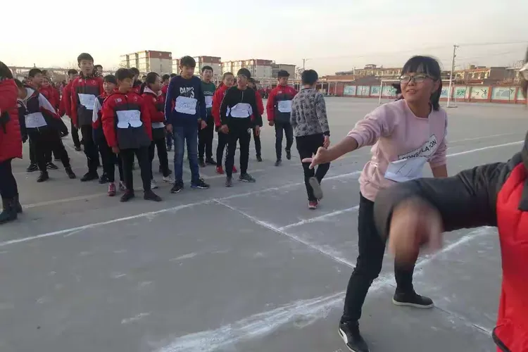 关于新加坡队员团结协作，助球队晋级领跑的信息